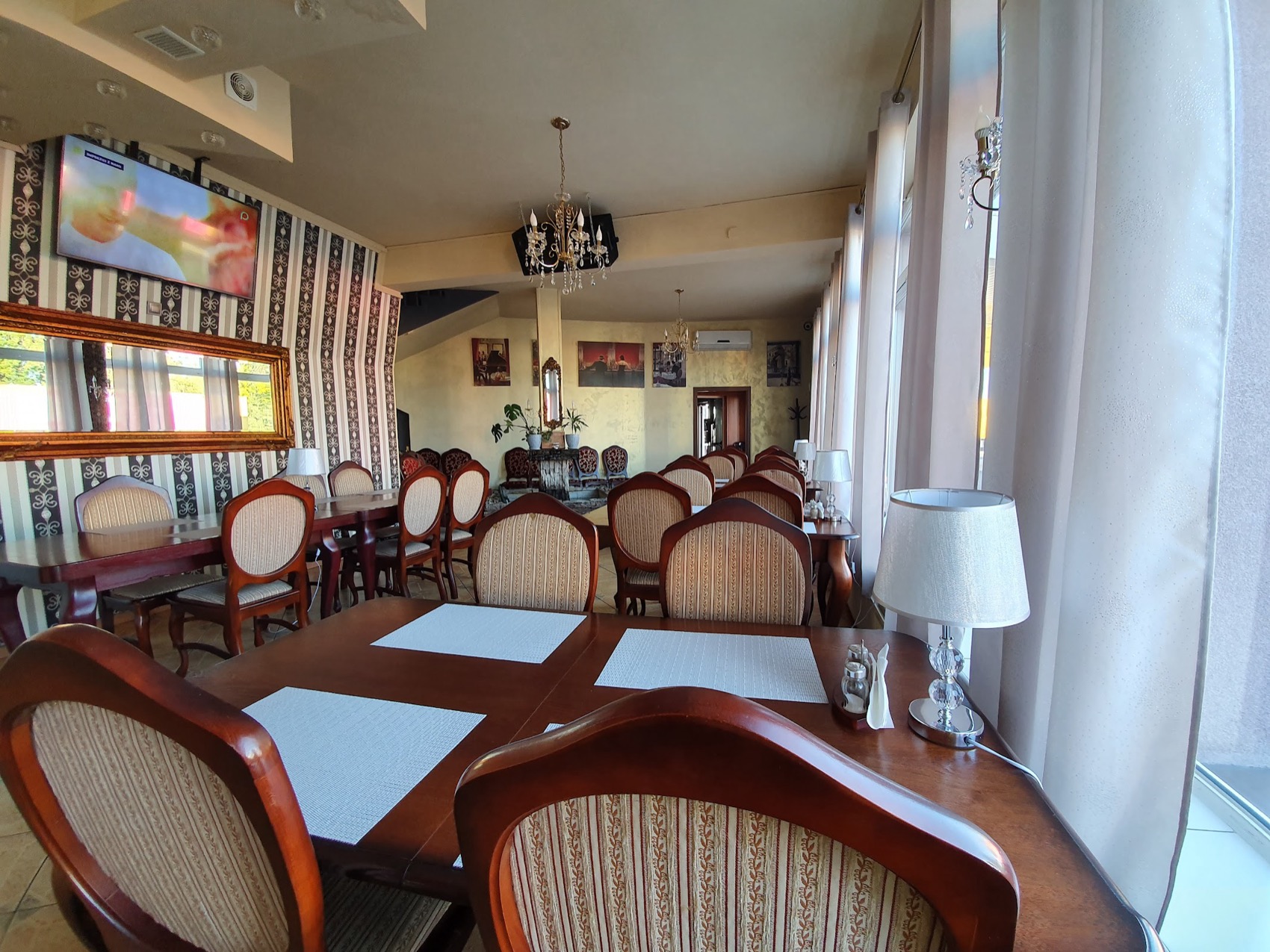 Sala restauracyjna MONY na co dzień, drewniane stoły i pasiasta tapeta